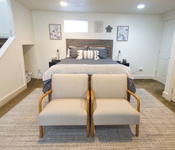 Iron/ironing board, free WiFi, bed sheets - Studio Apt Perfect Location Near USU and Downtown! (Logan)