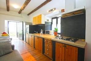 Réfrigérateur, micro-ondes, four, plaque de cuisson