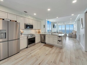 Kühlschrank, Mikrowelle, Ofen, Herdplatte