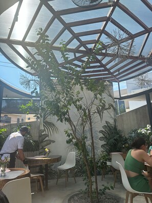 屋外ダイニングエリア