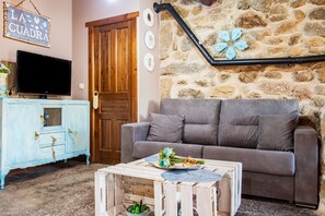 Una televisión, una chimenea