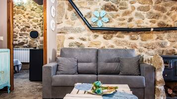 Een televisie en een open haard