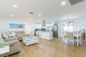 Smart TV, videojuegos, reproductor de DVD y futbolito