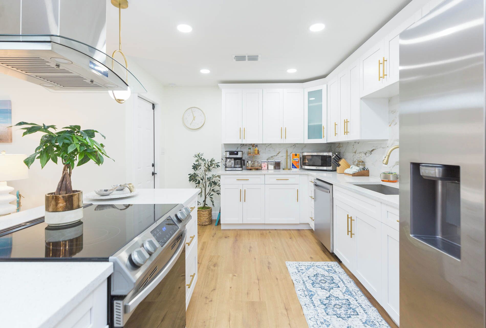 ثلاجة، ميكروويف، فرن، موقد طهي مسطح