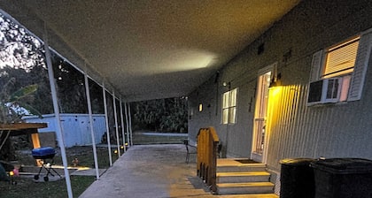 Waterfront Chassahowitzka River 2/2, sleeps 6, pet friendly, 8 kayaks, fishing!