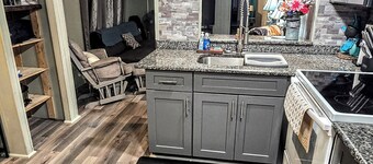 Waterfront Chassahowitzka River 2/2, sleeps 6, pet friendly, 8 kayaks, fishing!