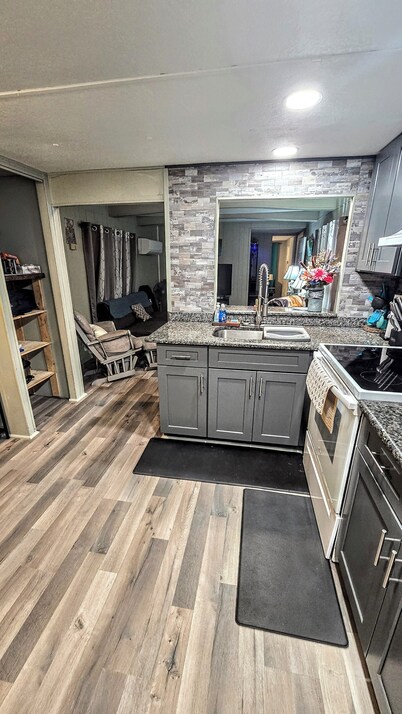 Waterfront Chassahowitzka River 2/2, sleeps 6, pet friendly, 8 kayaks, fishing!