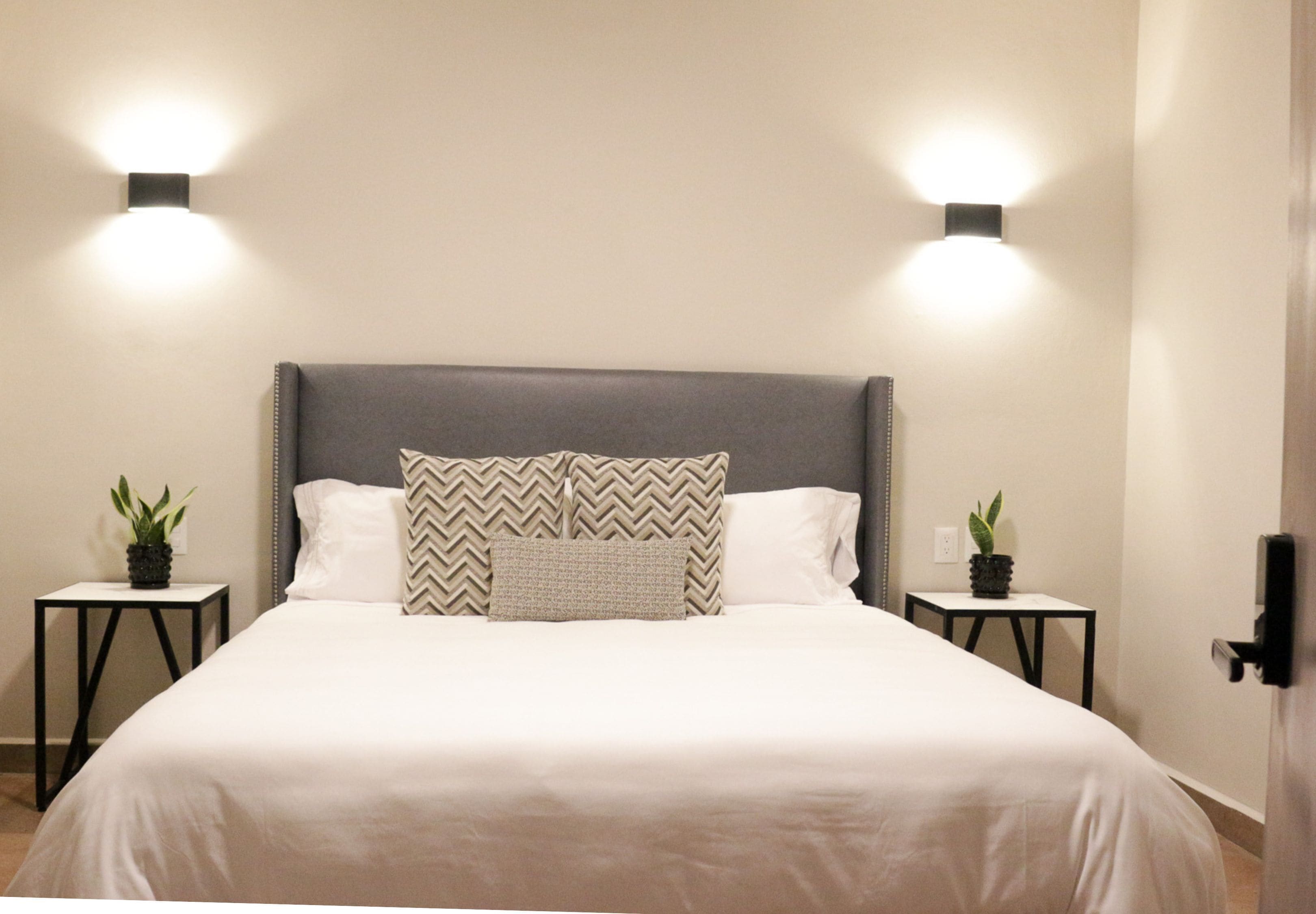 Cubrecamas, colchones Tempur-Pedic y tabla de planchar con plancha 