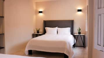 Familiekamer, meerdere bedden, uitzicht op stad | Donzen dekbedden, Tempur Pedic-bedden, een strijkplank/strijkijzer