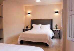 Couette en duvet d'oie, matelas Tempur-Pedic, fer et planche à repasser