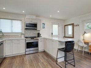 Jääkaappi, mikroaaltouuni, uuni, liesi