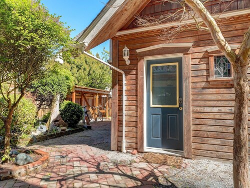 Fairfield Estate Coach House, close to Cook Street Village by Victoria Prime!