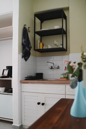 Fridge, stovetop, coffee/tea maker, electric kettle - Room 'Studio 3' with Private Terrace, Wi-Fi and Air Conditioning (Paros)