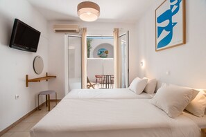 1 bedroom, free WiFi, bed sheets - Room 'Studio 3' with Private Terrace, Wi-Fi and Air Conditioning (Paros)