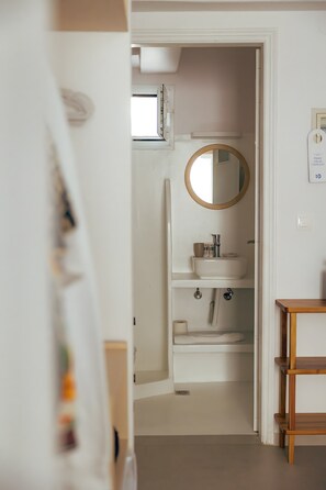 Een douche, een haardroger, handdoeken