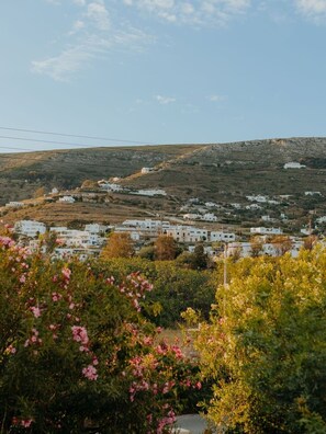 Un village perché sur une colline, avec des bâtiments blancs, quelques touches de verdure et un ciel dégagé.