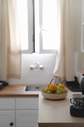 Fridge, stovetop, coffee/tea maker, electric kettle