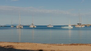 A calm harbor with multiple sailboats anchored in the water. - Studio Apartment '2' with Private Terrace, Wi-Fi and one Air Condition in the bedroom (Paros)
