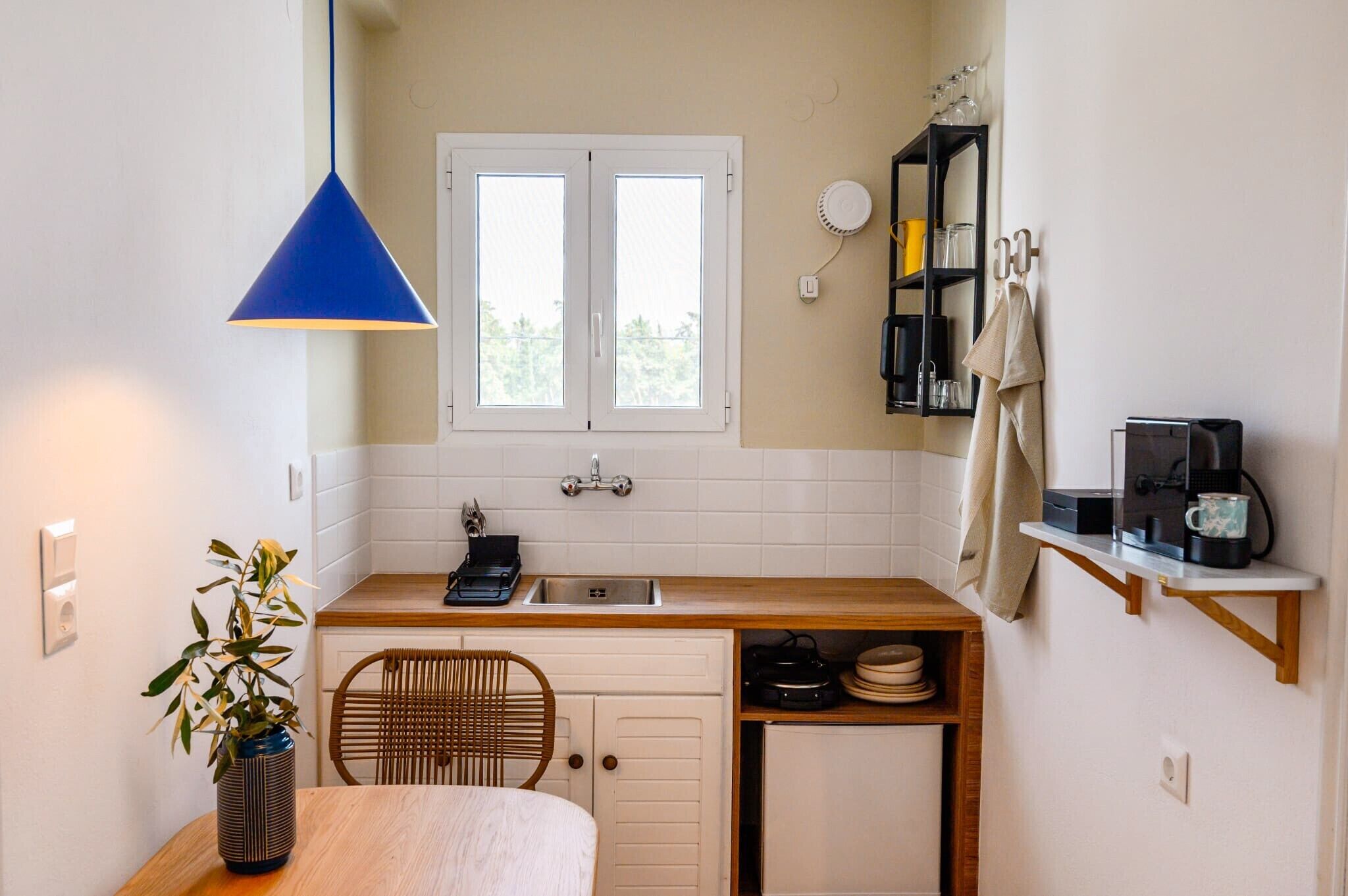 Fridge, stovetop, coffee/tea maker, electric kettle