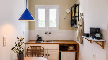 Fridge, stovetop, coffee/tea maker, electric kettle