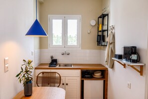 ثلاجة، موقد طهي مسطح، ماكينة لصنع القهوة/الشاي، غلّاية كهربائية