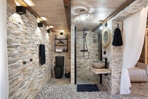 Douche, sèche-cheveux, serviettes fournies