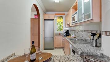 KĂŒhlschrank, Mikrowelle, GeschirrspĂŒler