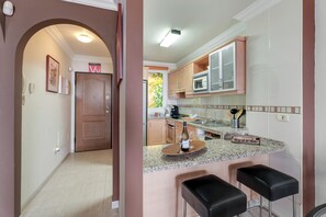 Jääkaappi, mikroaaltouuni, astianpesukone, kahvin-/teenkeitin