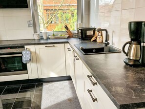 Kühlschrank, Mikrowelle, Ofen, Geschirrspüler