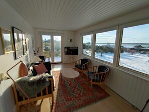 TV, fireplace - Cozy summerhouse with spectacular views (Ølsted)