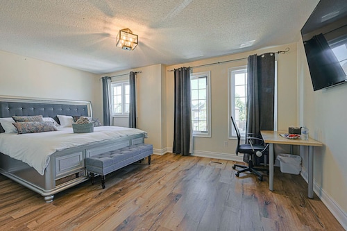 Harmony House: 7-BR Multi family & Group Oasis with Dual Living