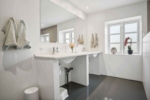 Unclassified image, 5 of 11, button