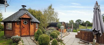 Country idyll with wilderness bath and sauna.