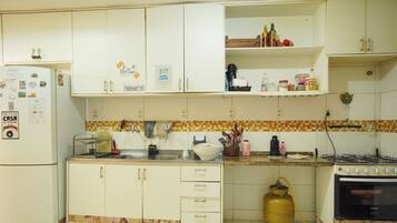 Réfrigérateur dans l'espace commun, micro-ondes dans l'espace commun