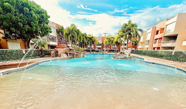 Una piscina al aire libre