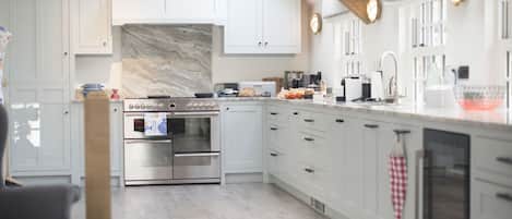 ثلاجة، غسالة أطباق، محمصة خبز، مستلزمات طهي/أطباق/أوعية