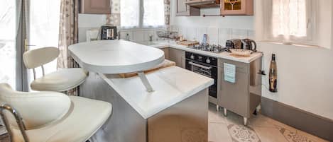 Réfrigérateur, un four, surface de cuisson