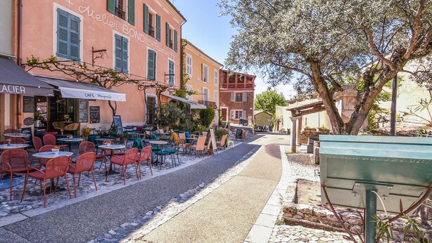 A street with outdoor seating at Café Marguerite and Atelier Bondil. - 1 bedroom cozy home in Moustiers-Sainte-Marie (Moustiers-Sainte-Marie)