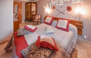 1 bedroom, bed sheets