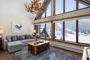 Smart TV, chimenea y reproductor de DVD 