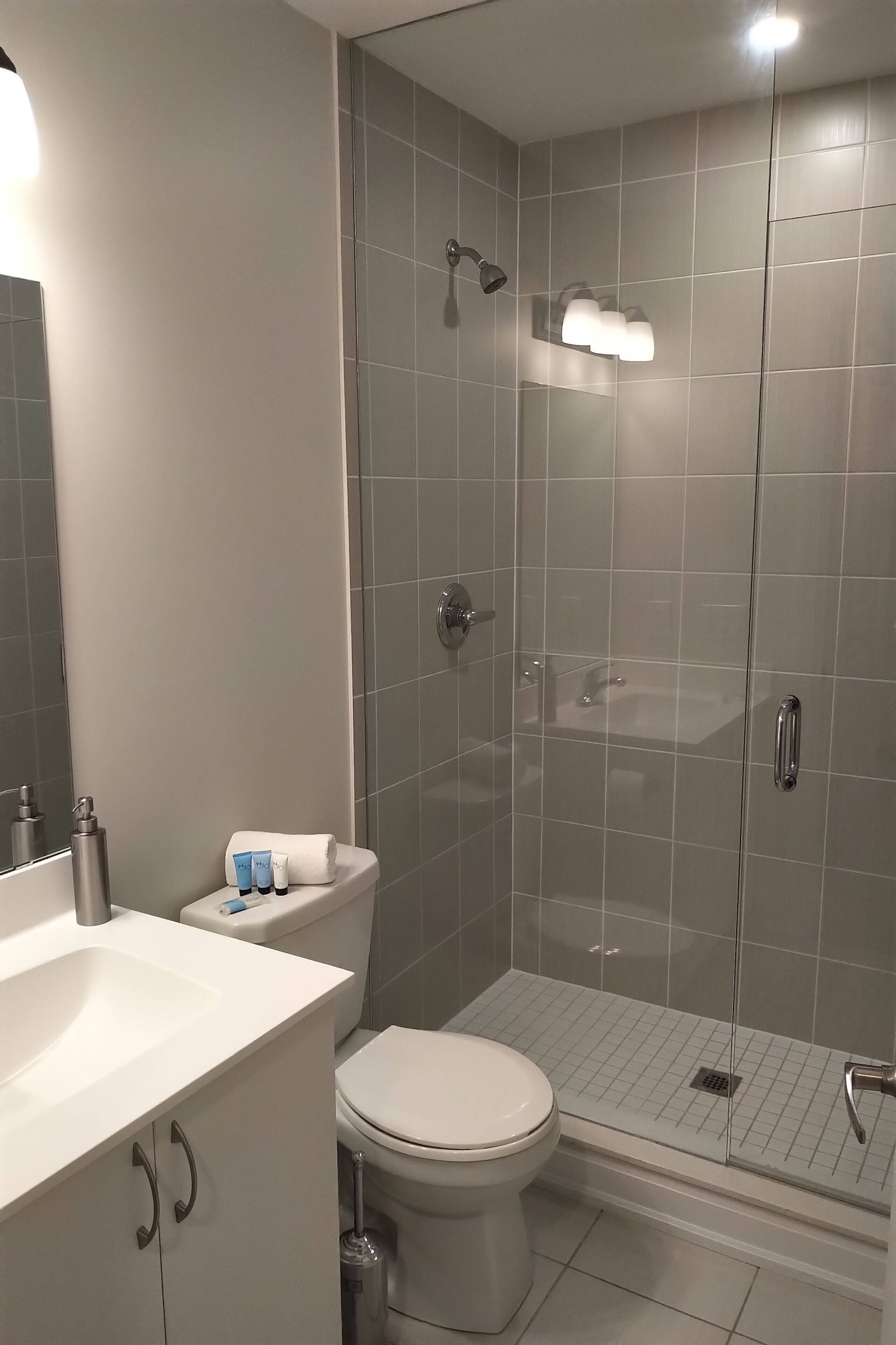 Een douche, milieuvriendelijke toiletartikelen, een haardroger