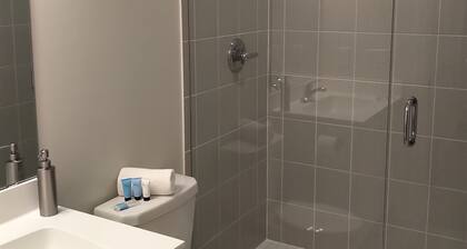 Modern Boutique Townhome Vaughan, Woodbridge 20 minutes to Airport & Attractions