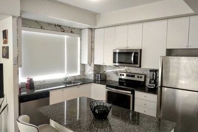 Modern Boutique Townhome Vaughan, Woodbridge 20 minutes to Airport & Attractions