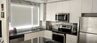Modern Boutique Townhome Vaughan, Woodbridge 15 minutes to Airport & Attractions