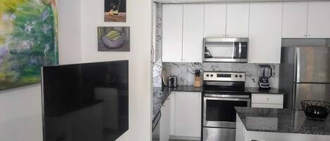 Geladeira, micro-ondas, fogão, cooktop