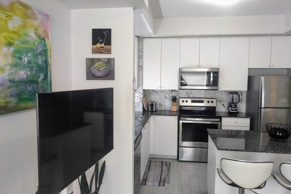 Réfrigérateur, micro-ondes, four, plaque de cuisson