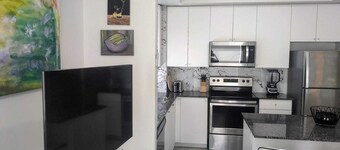 Modern Boutique Townhome Vaughan, Woodbridge 20 minutes to Airport & Attractions