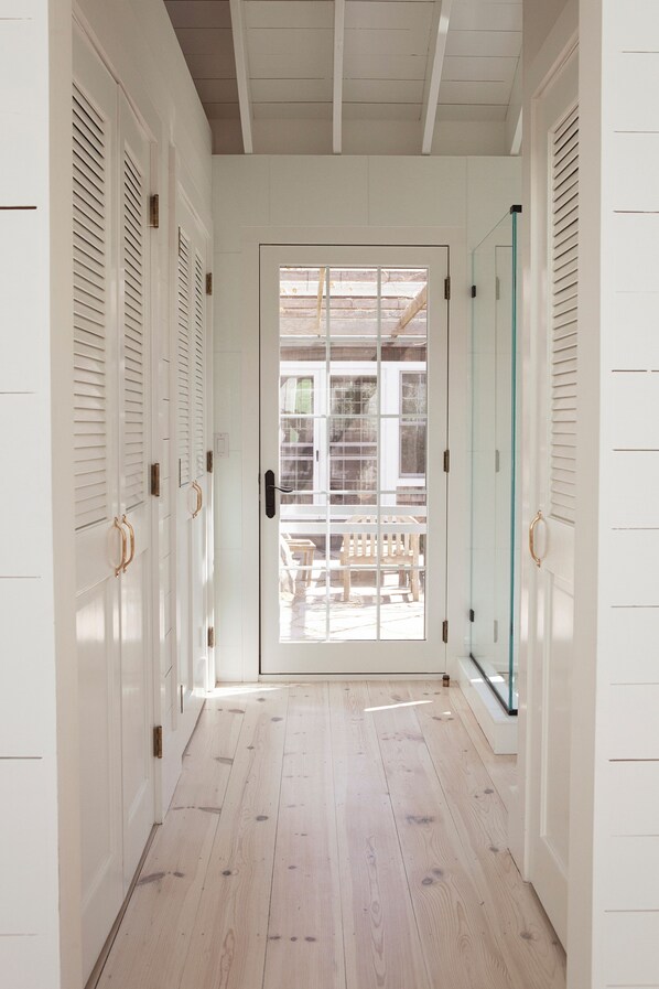 المنشأة من الداخل