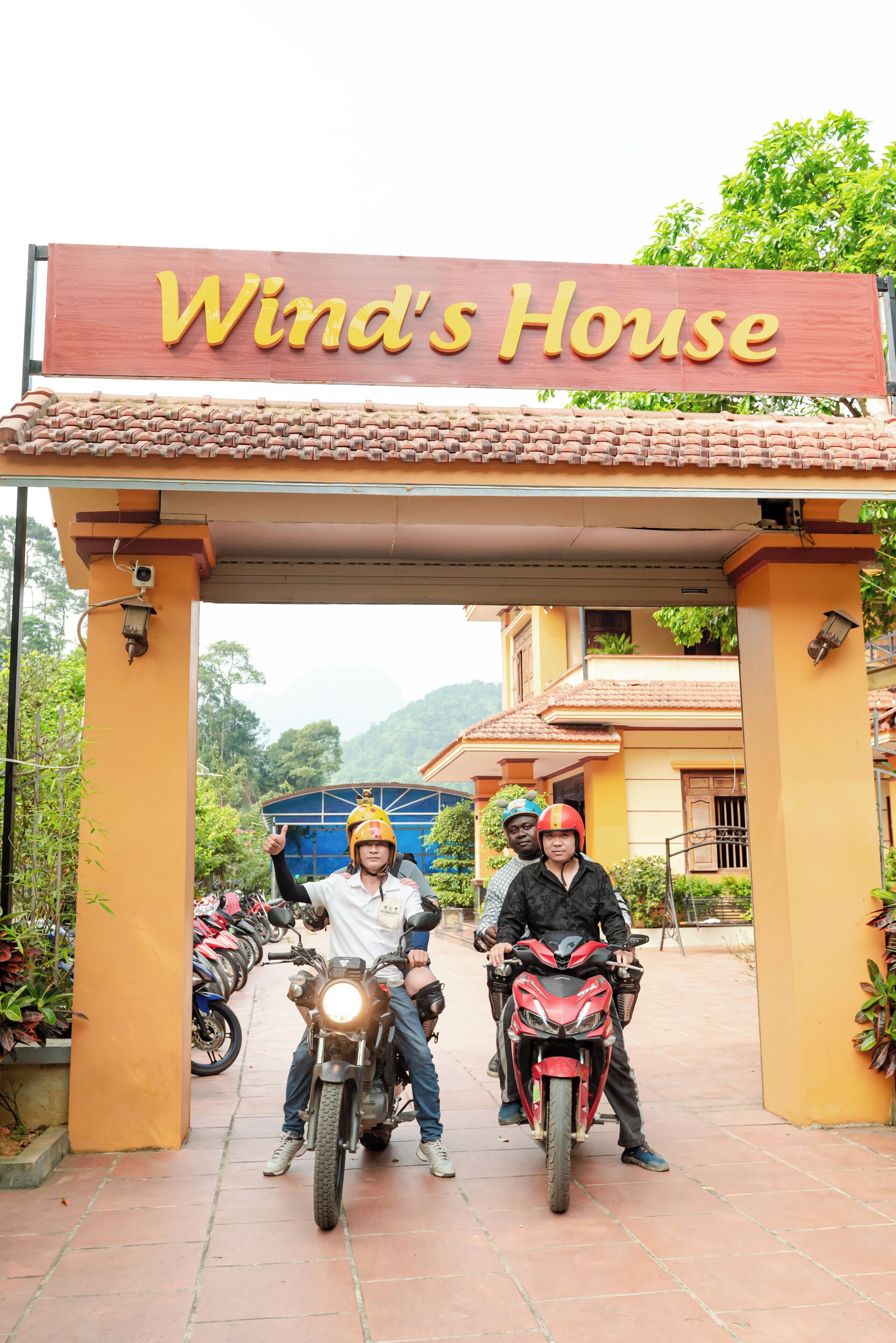 Une moto était garée devant un immeuble sur lequel on pouvait lire l’inscription : « Chez Wind ».