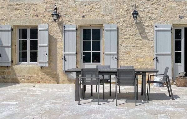 Outdoor dining - 3 bedroom stunning home in Saint Robert (Saint Robert)